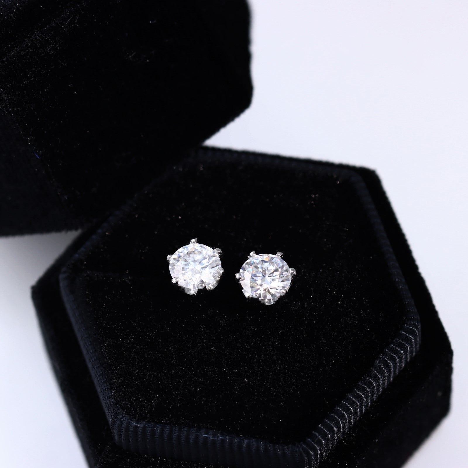 Women's Round Cut Moissanite Stud Earrings